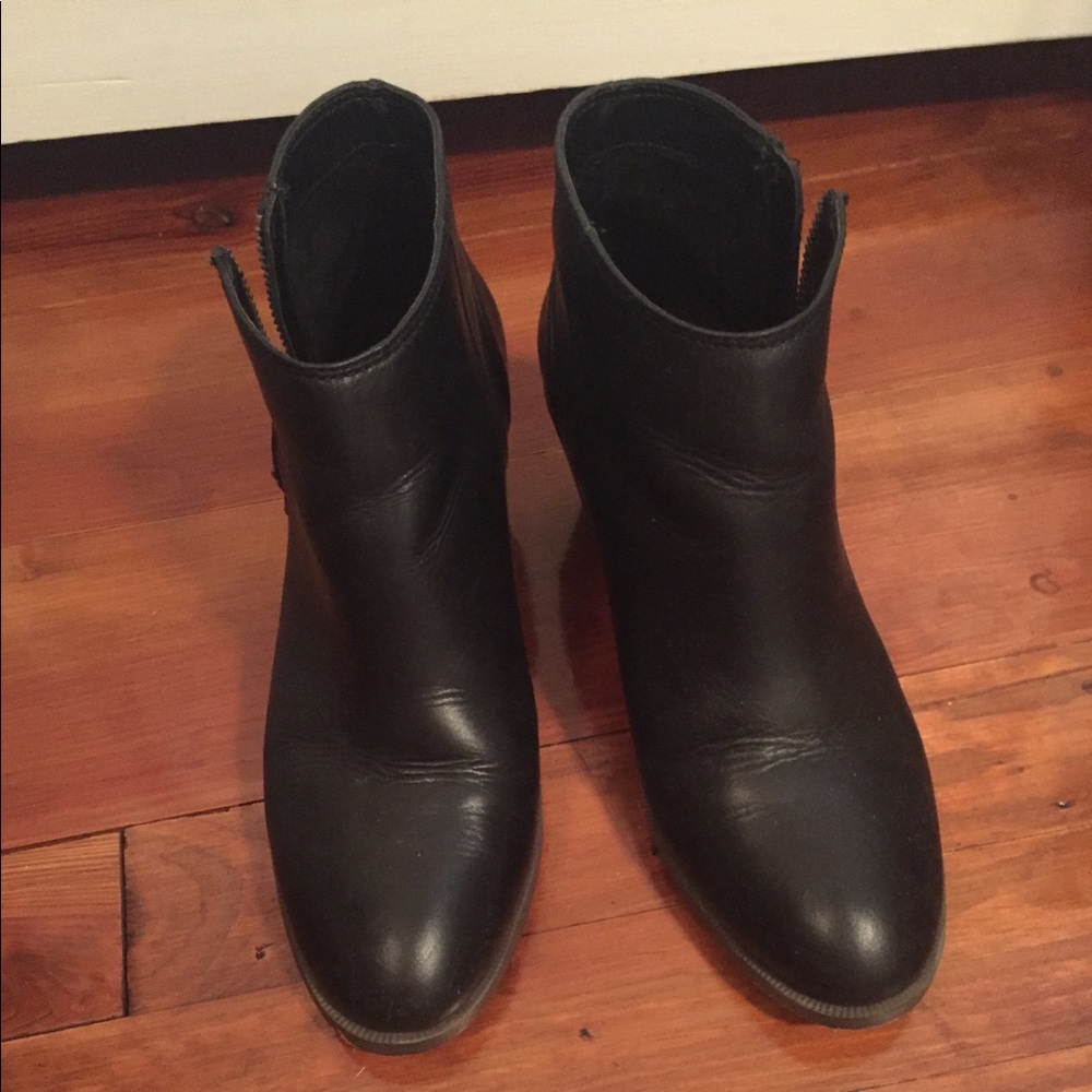 Gap black ankle boots / booties 7.5